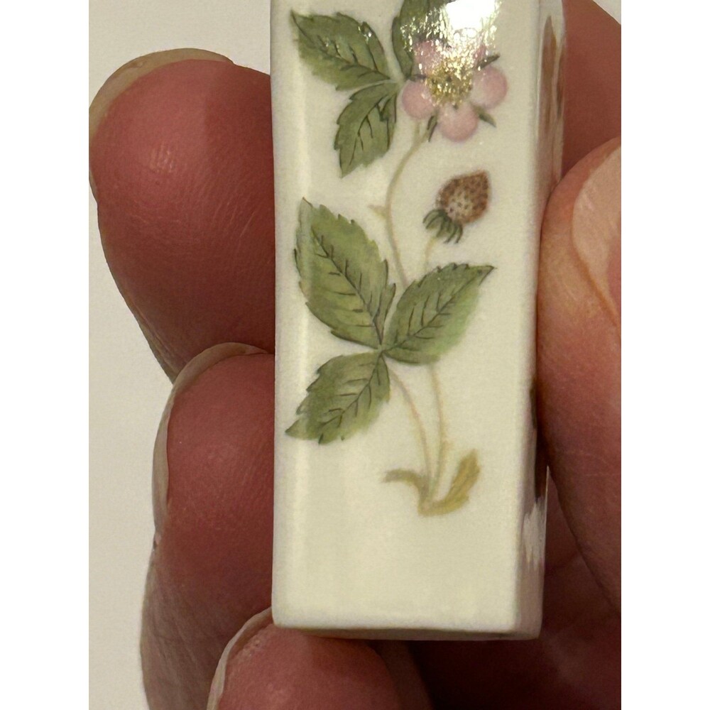 (2) Wedgwood Miniature Vases - Picture 6 of 12